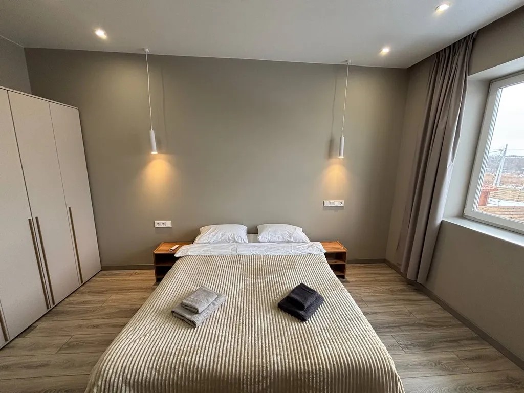 Просторный дом с собственной территорией и настоящим камином