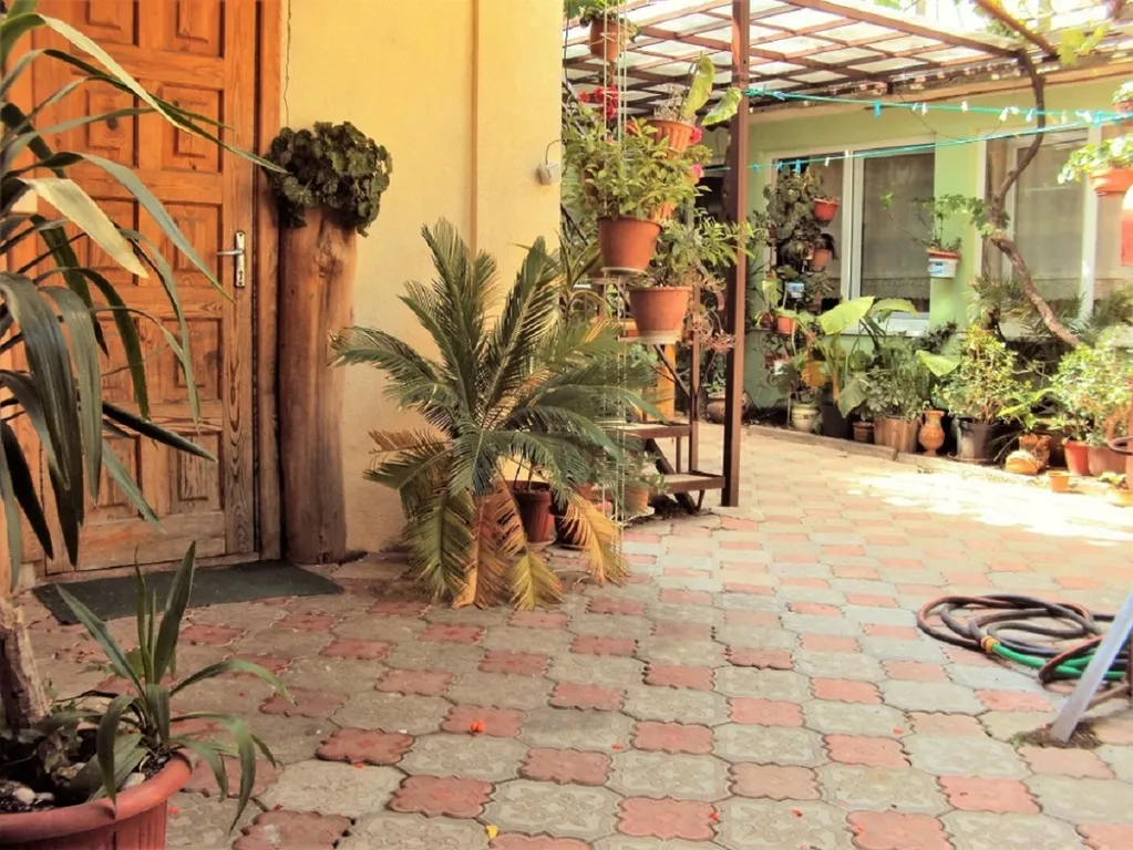 Домик в цветах