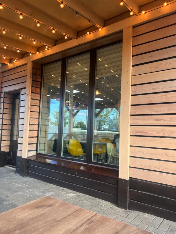 Домик в лесу с видом на горы