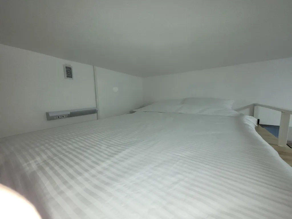 Лофт-5 жёлтая, клёвая двухуровневая студия в центре