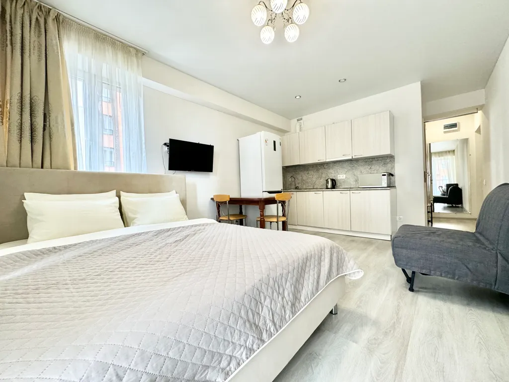 Студия с видом на бассейн