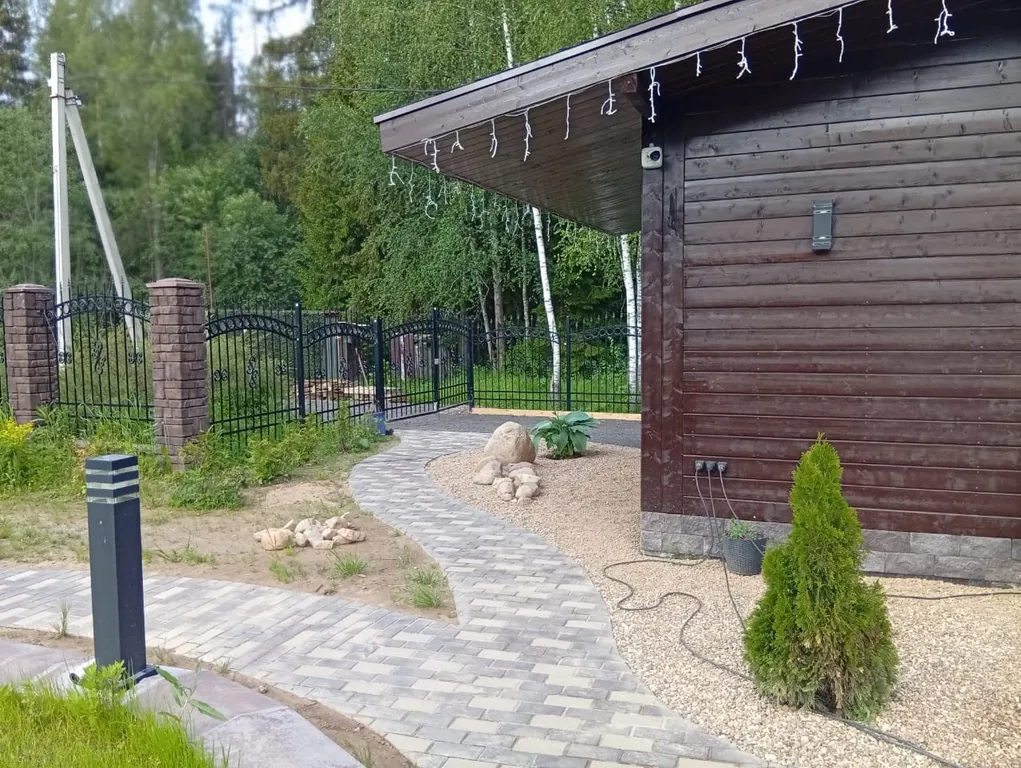 Уютный дом у леса