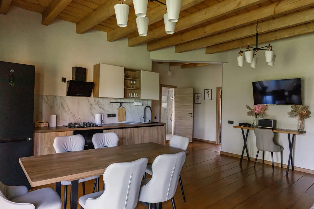 Трёхкомнатный коттедж в лесу у пруда