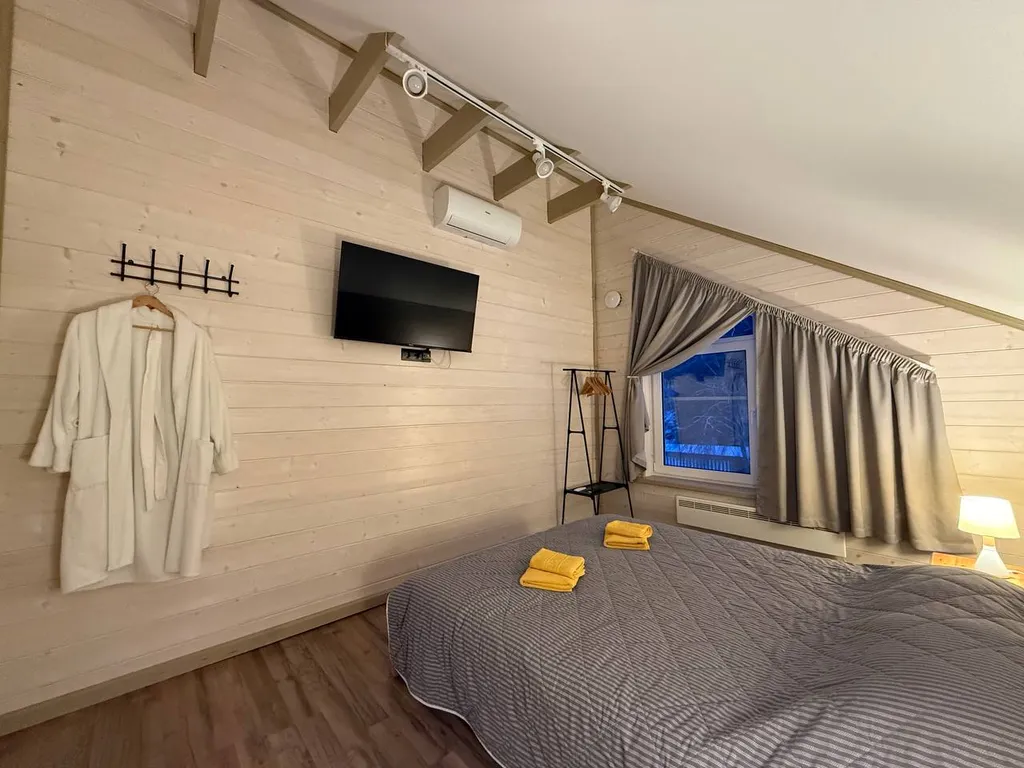 Коттедж с видом на пруд и парк