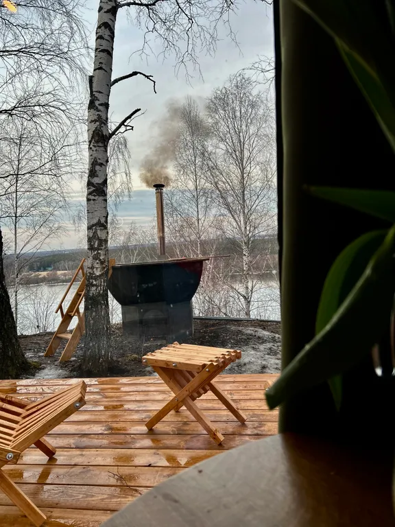 Дом с чаном на берегу реки