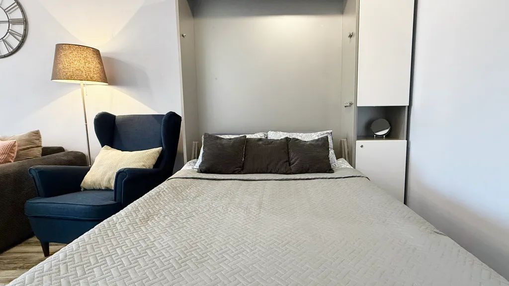 Просторная студия с большим окном в центре Красной Поляны