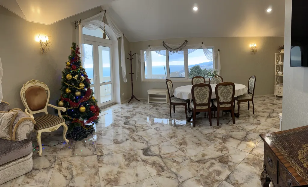 Верхний этаж дома с панорамным видом на море