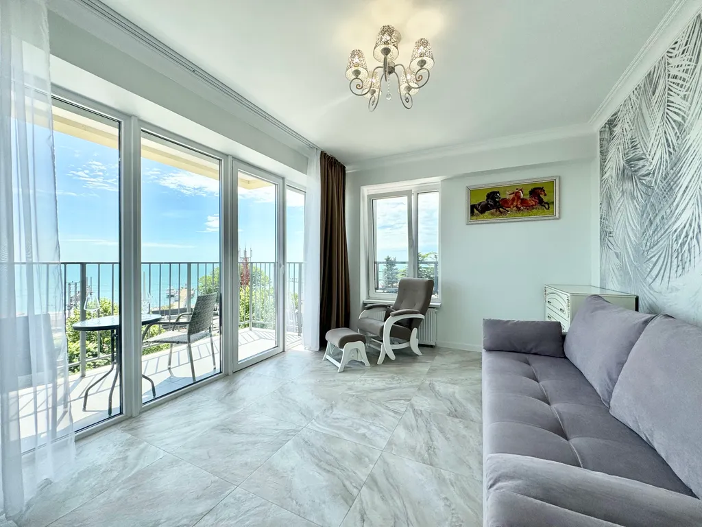 Двухкомнатная квартира с прямым видом на море