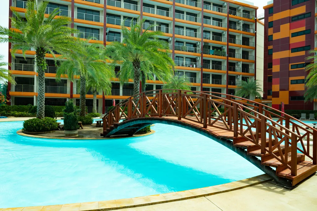 Квартира с большим бассейном и теннисным кортом рядом с пляжем