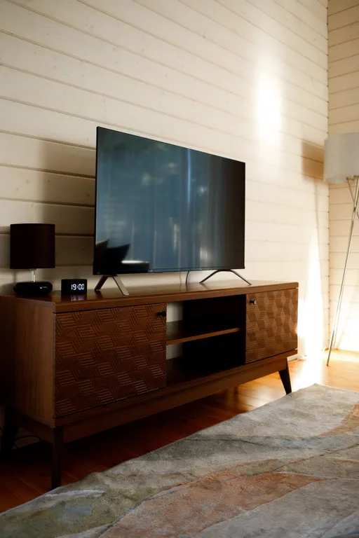 Дом с сауной и горячим чаном на участке с соснами