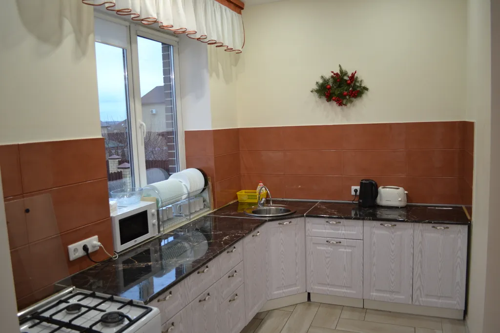 Уютный дом с зеленой лужайкой