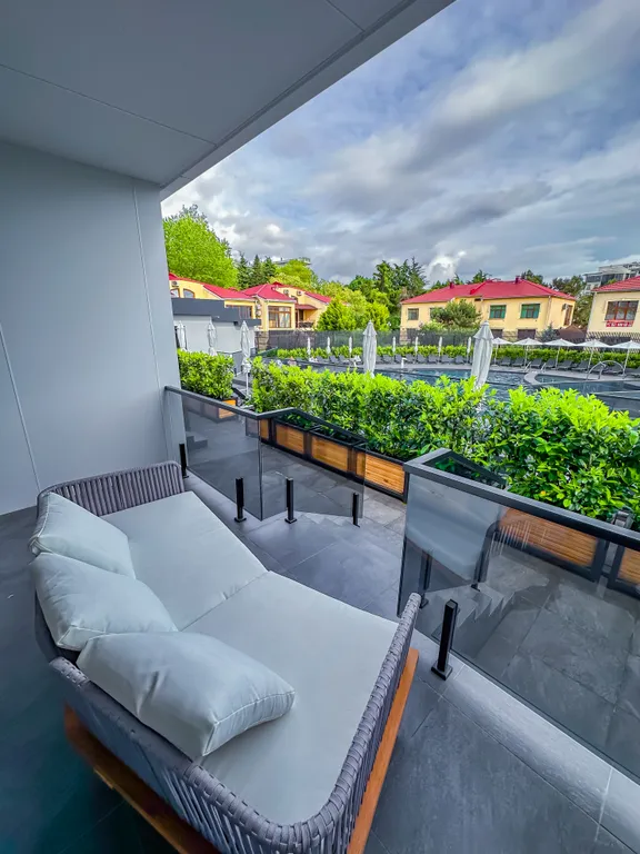 Двухуровневые апартаменты с прямым выходом к бассейну и у моря