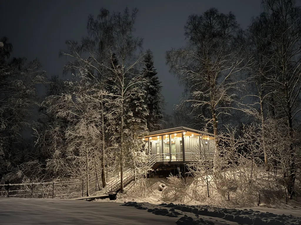 Дом у ручья в лесу