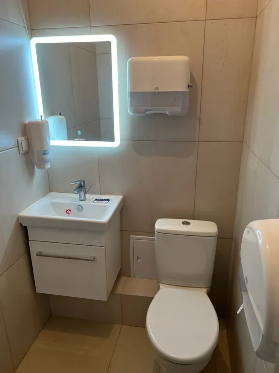 3-этажный уютный коттедж в тихом месте в пределах города