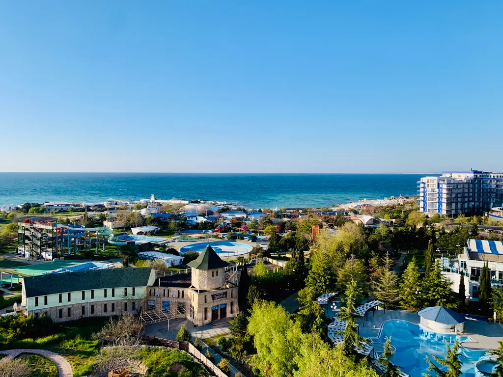 Элитная квартира с панорамным окнами витражами с видом на море