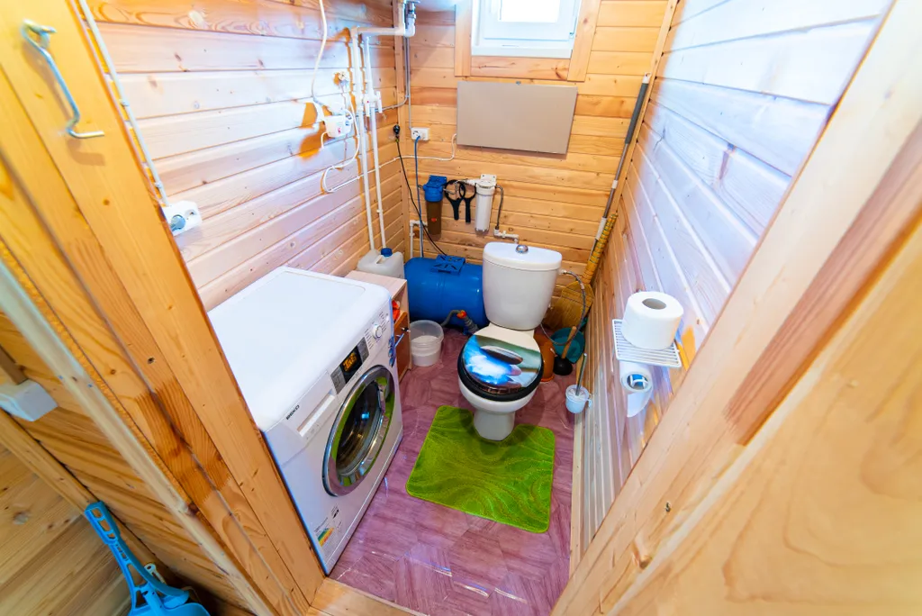 Двухэтажный домик в тихой деревне вблизи леса и озера, сауна в доме, сад