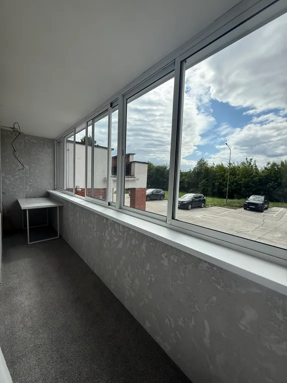 Новый дом в центре города. Елка и сервировка есть