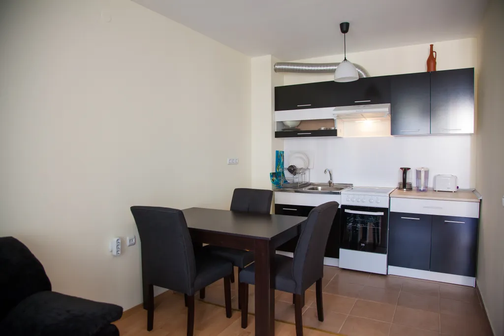 Двухкомнатная квартира у моря Чёрно-белая дача