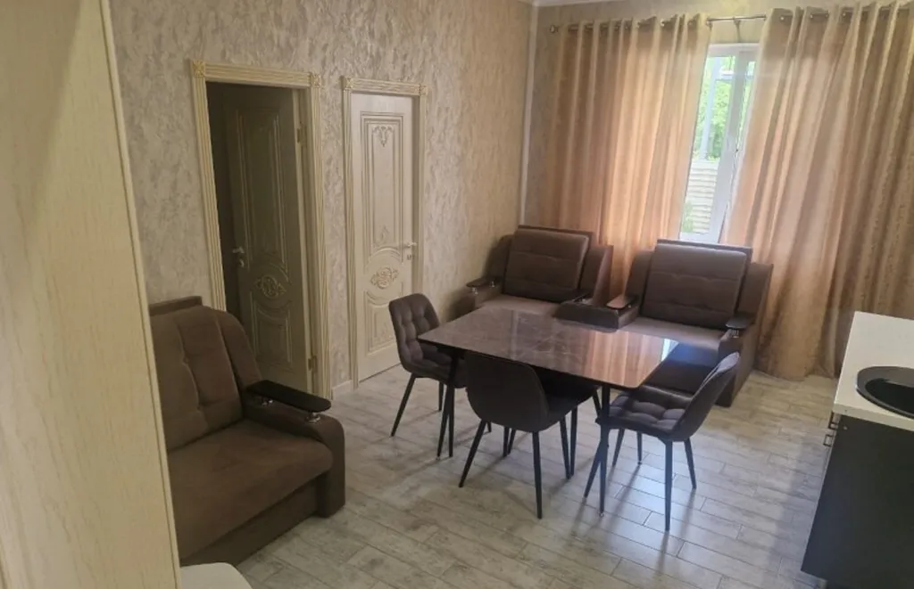 Семейный двухкомнатный номер в гостевом доме с бассейном