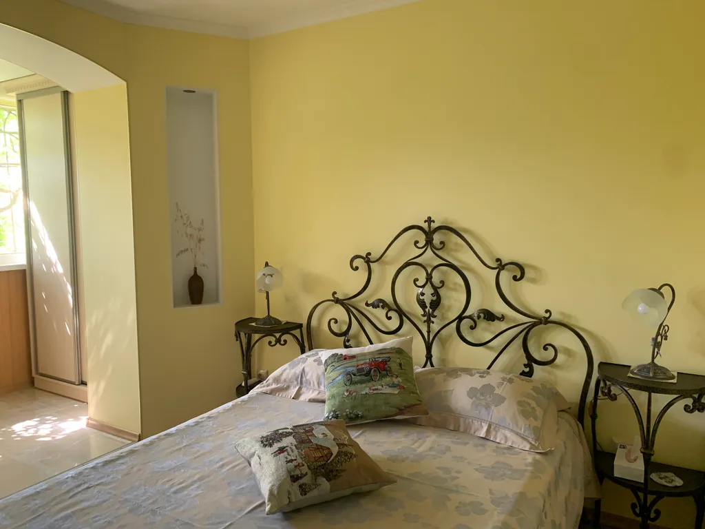 Двухместная комната с видом на горы и сквер