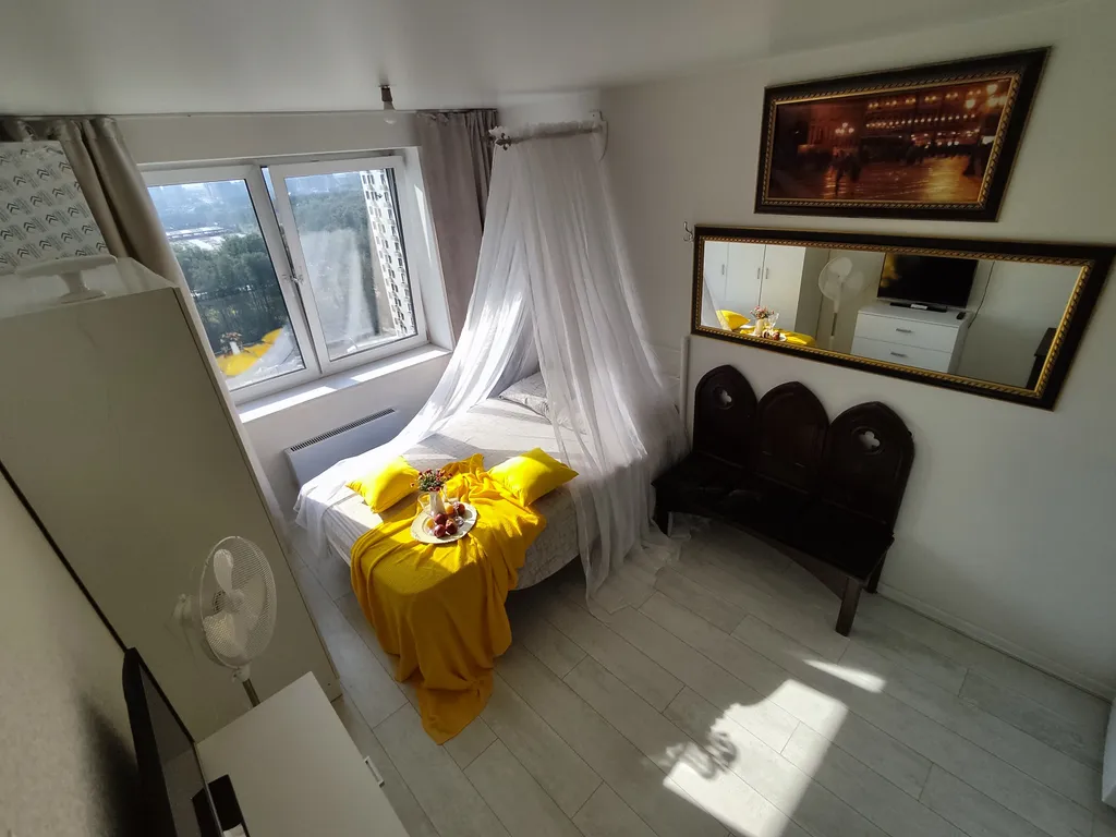 Квартира с балдахином натуральная мебель готика