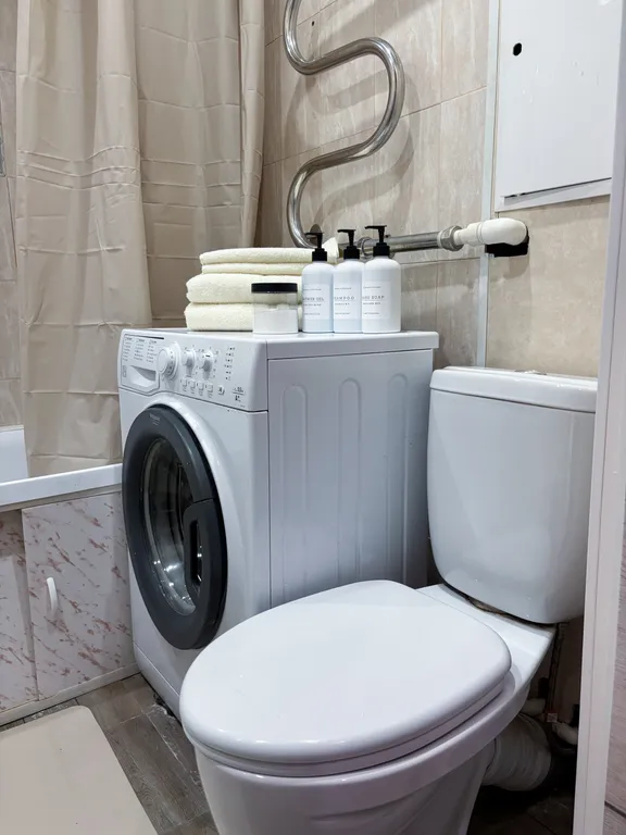 Просторная еврoдвушкa с светлой куxнeй-гocтинoй