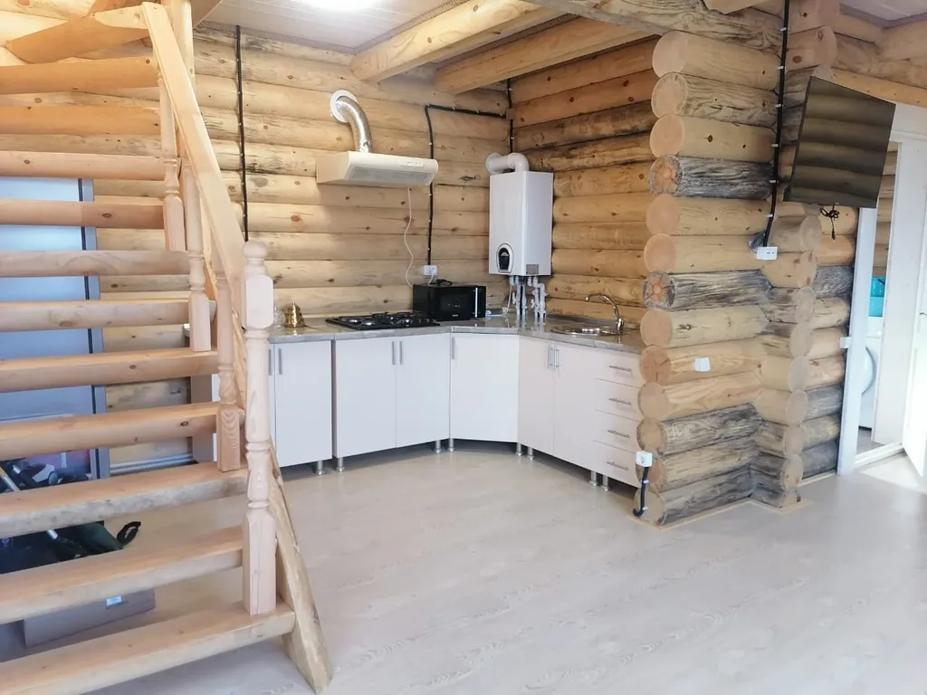 Домики на берегу моря в городе