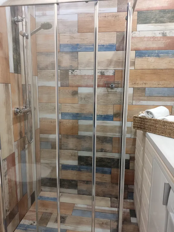 Белая квартира с камином