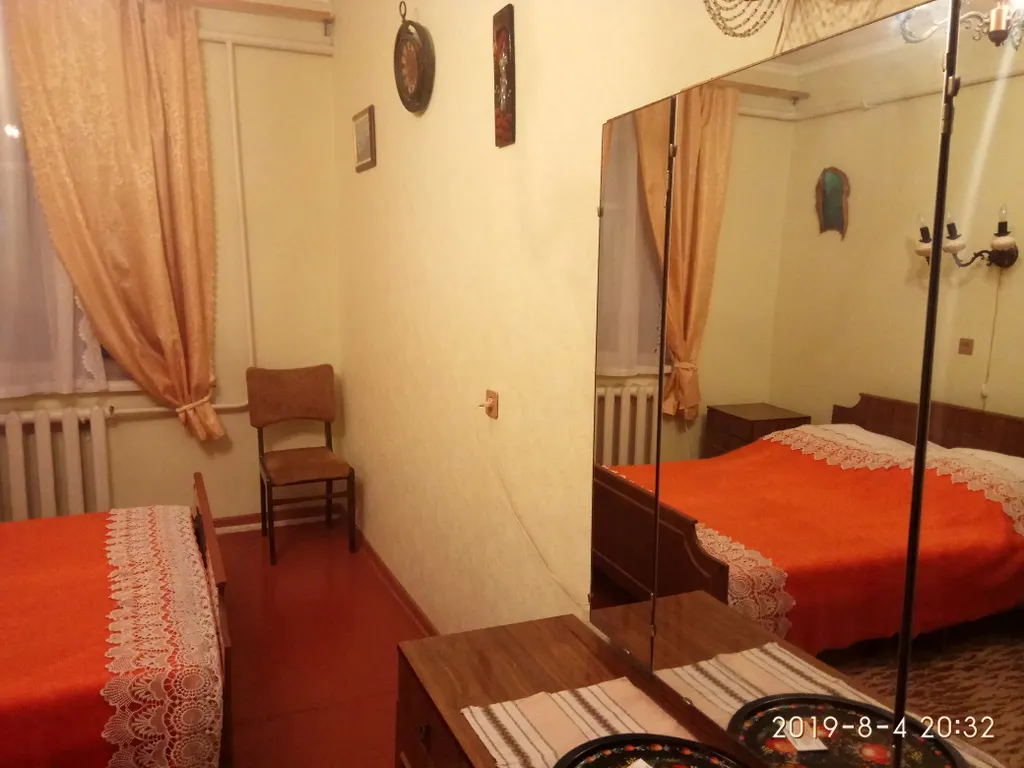 Светлая комната с видом на осенний сад