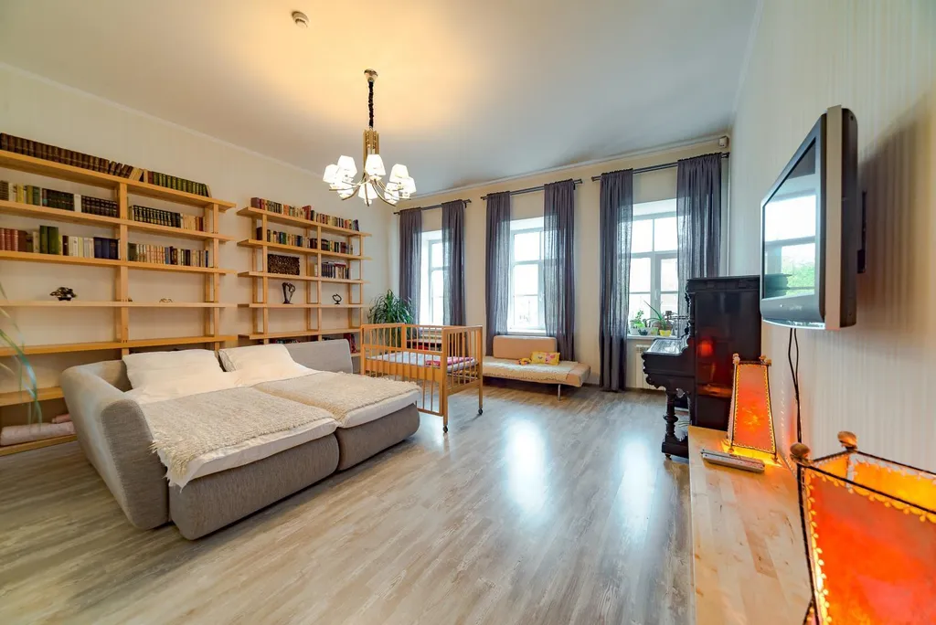 В центре, с видом на Адмиралтейский канал и "Новую Голландию"