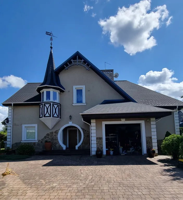 Вилла художника у моря с бассейном