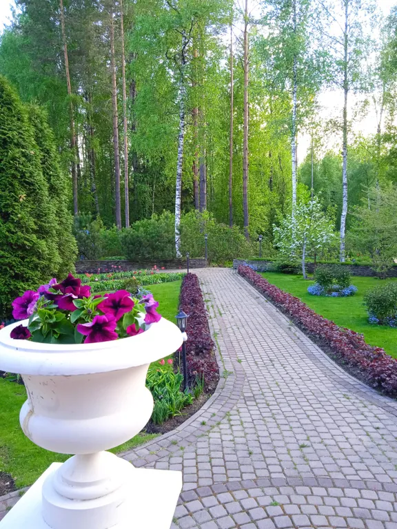 Загородный дом со своим садом