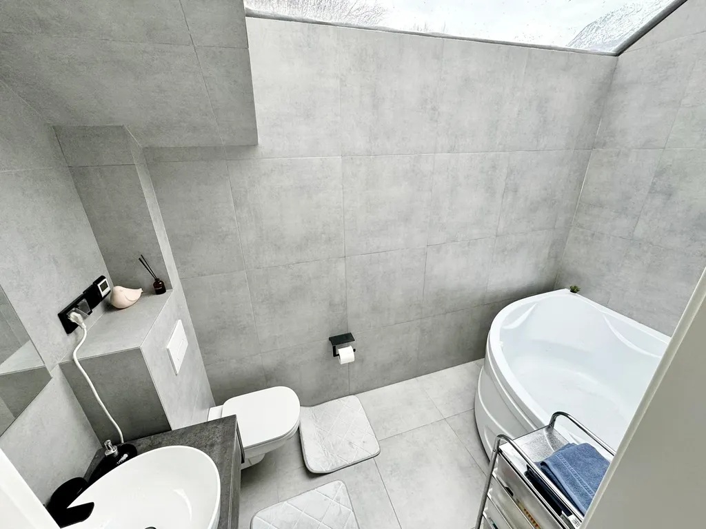 Дом с шикарным видом на горы, с теплым бассейном и баней на дровах