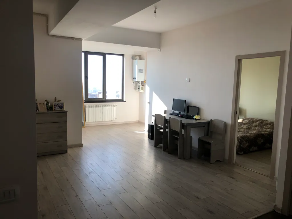 Светлая и уютная комната с видом на город