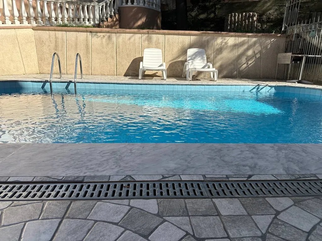 Солнечная студия со своим двориком и летним бассейном