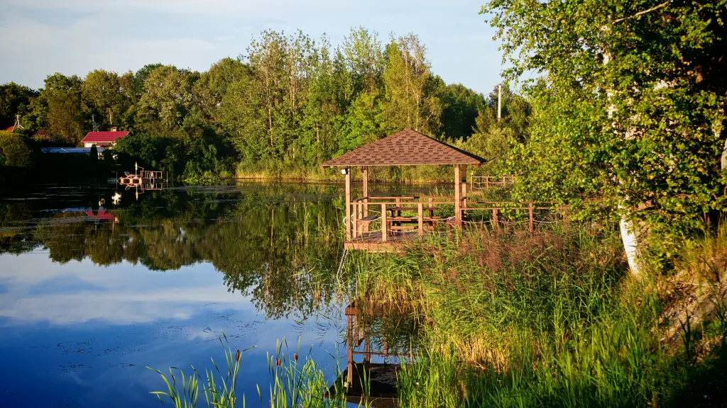 Дома и бани на берегу озера