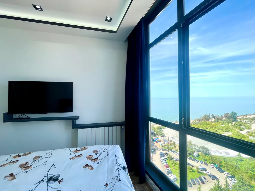 Двухкомнатный апартамент с восхитительным видом на парк и море