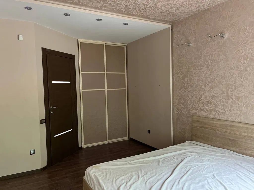 Коттедж и деревянная баня с большой комнатой отдыха