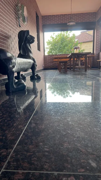 Дом "Вромса" на Хлебной - новый, брутальный, спокойный, комфортный.