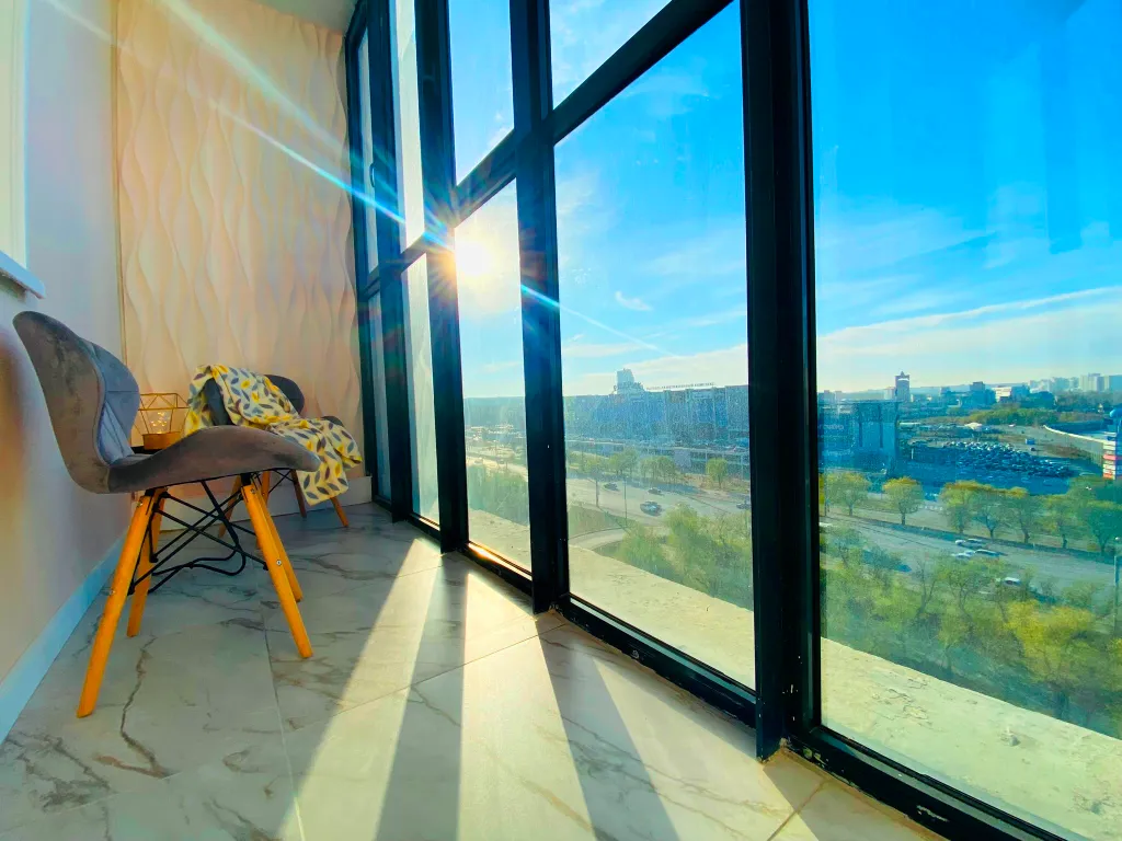 Студия с потрясающей панорамой набережной у ТРК Родник