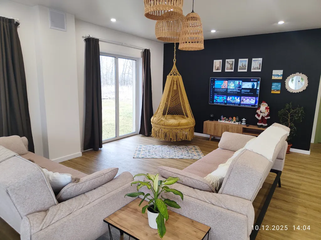 Уютный домик на берегу озера