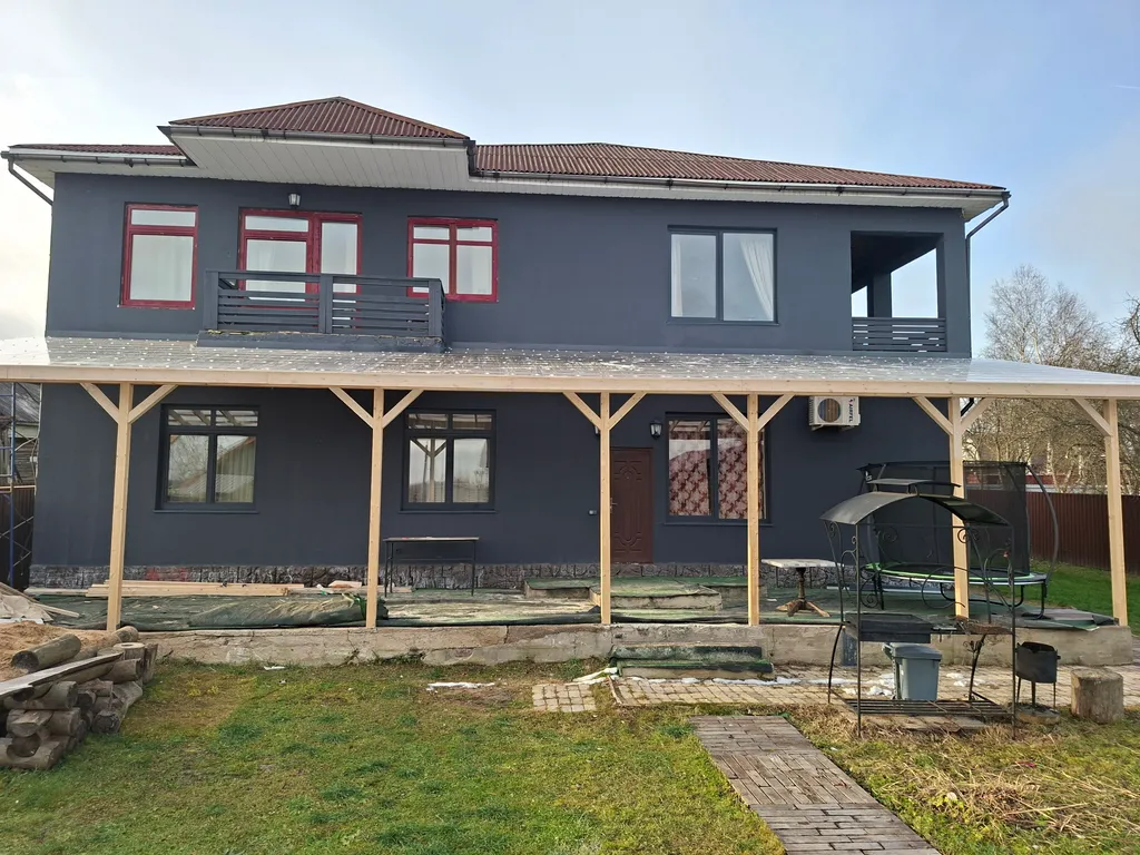 Коттедж с гостиной и столовой