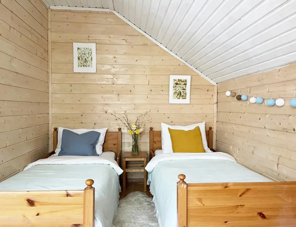 Дом с камином и с большим фруктовым садом