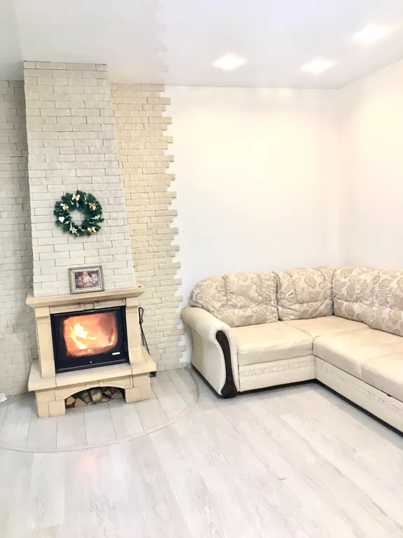 Дом с камином и видом на зимний лес