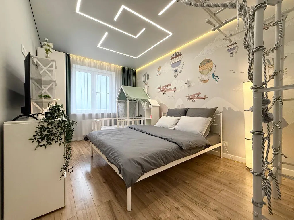 Квартира с большой кухней-гостиной, камином и панорамным видом