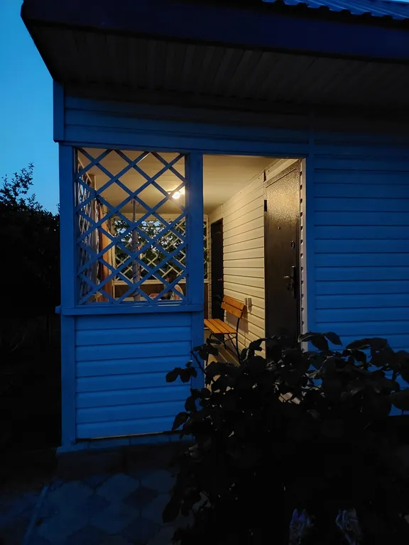 Уютный домик в окружении зелени