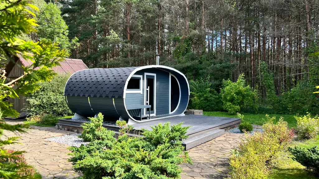 Уединённый хутор в лесу у реки с баней и камином