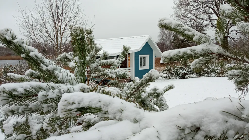 Домик у самого озера