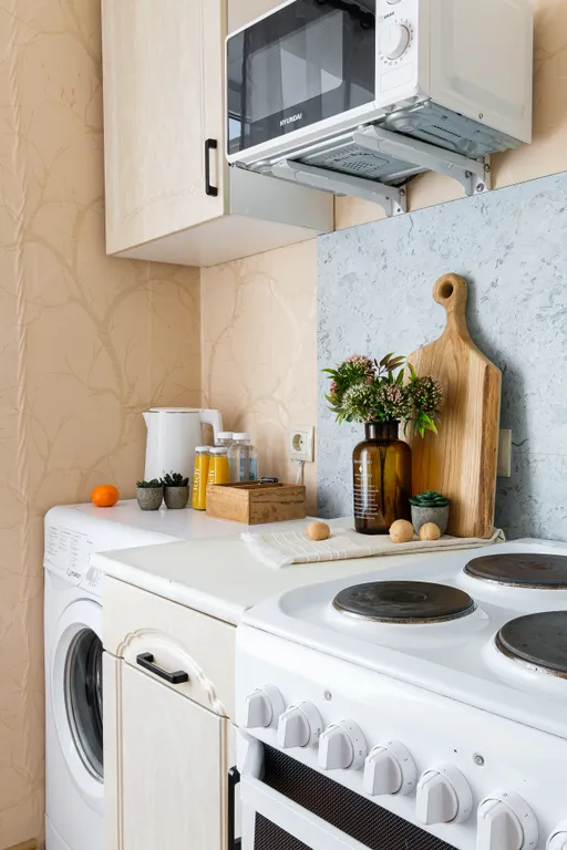 Широкая кровать и балкон для отдыха