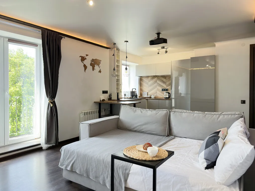 Студия с балконом в центре